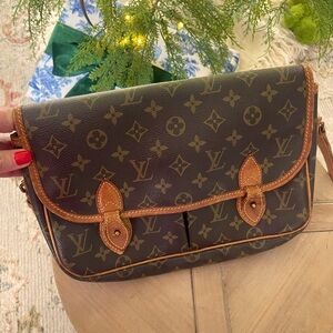 Authentic Louis Vuitton purse. Shoulder strap. Good condition. Loved this bag!